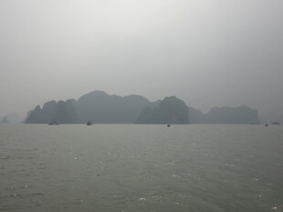 海上朦胧岛屿景观