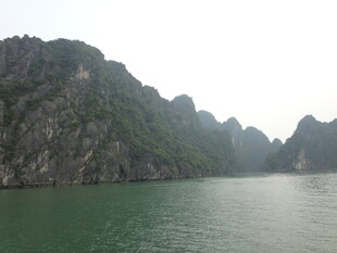 秀丽山水间的宁静水域