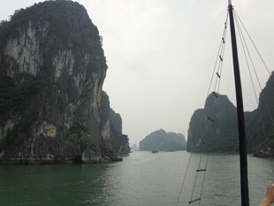 越南下龙湾山水风光景色秀丽