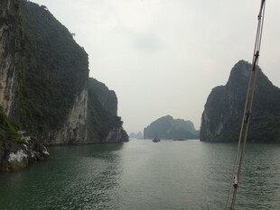 越南下龙湾美丽山水风光