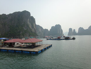 越南下龙湾水上码头风光