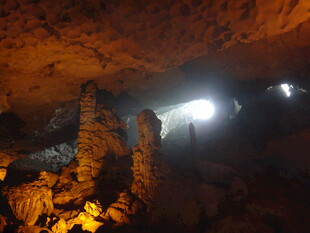 洞穴内的奇妙光影景观