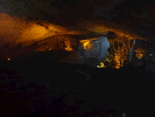 神秘洞穴内的璀璨灯光