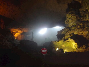 洞穴内的灯光探险景象