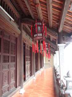 古宅走廊悬挂喜庆红灯笼