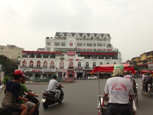 越南街头建筑前的热闹景象