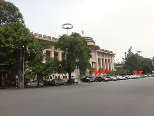 城市街道旁的古典风格建筑