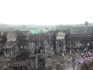 吴哥窟古迹前的热闹景象