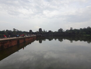 平静湖面旁的长桥风景