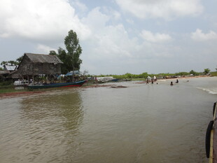 水乡风景 岸边小屋与水域