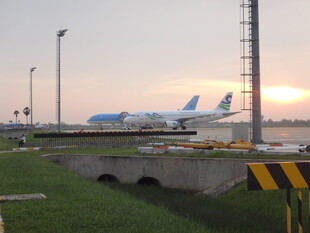 机场黄昏时的飞机与设施