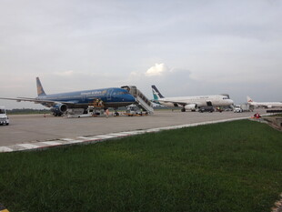 机场停机坪上的飞机