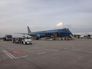 机场停机坪上的飞机及车辆