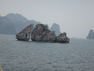 海上嶙峋怪石景观