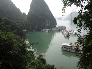 下龙湾山水间的游船美景