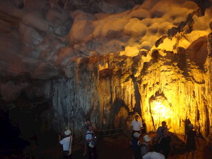 洞穴内的奇妙灯光景观