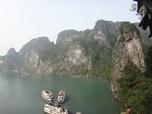 下龙湾山水间的游船美景