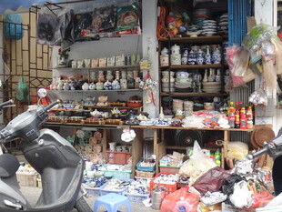 街边杂货店的日常景象