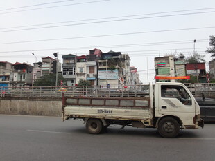 路上行驶的载货小货车