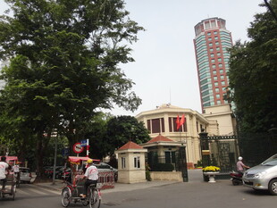 城市街道旁的建筑景观