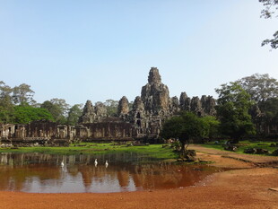 吴哥窟古迹前的静谧水域