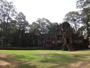 古老寺庙旁的开阔草地