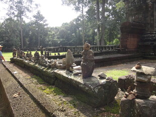 古老遗址中的石砌建筑遗迹