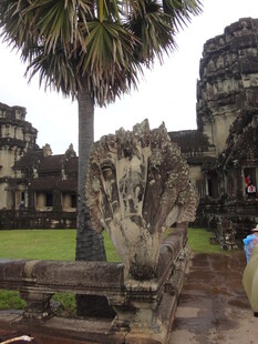 古老寺庙旁的石雕与棕榈树