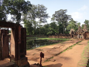 古老遗址中的孩童身影