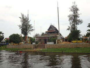 河畔古老建筑 异域风情