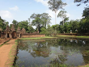 越南古老池塘边的神秘古建筑