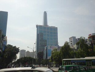 越南城市街景中的高楼与车辆