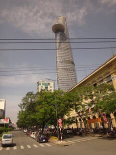 越南城市街景中的高耸摩天大楼