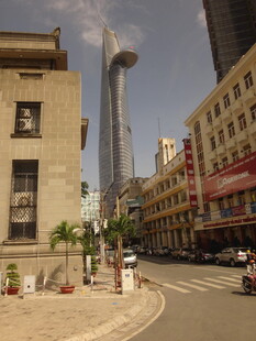 越南城市街角新旧建筑相映