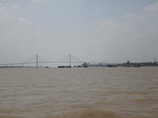 越南宽阔江面与远处桥梁景观