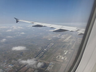 机窗外的云端城市景观