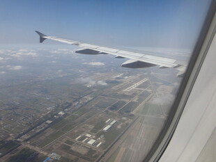 越南机窗视角下的城市与蓝天