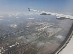 机窗外的大地与云海景观