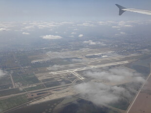 越南高空俯瞰城市与飞机机翼