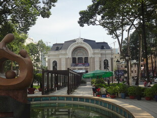 欧式建筑前的休闲景观