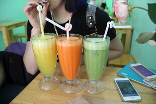 多彩果汁待享用