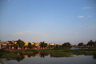 湖畔村庄的黄昏美景