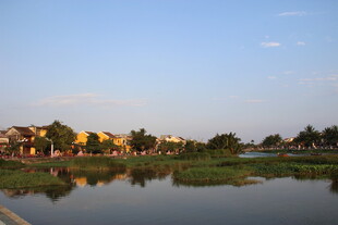 湖畔村庄的黄昏美景