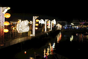 河畔夜景 灯笼映照璀璨水面