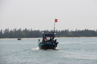 海上行驶的渔船