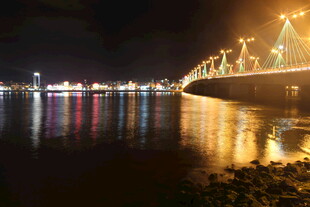 夜晚璀璨灯光下的美丽桥梁