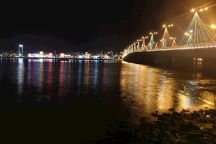 夜晚璀璨桥梁与城市倒影