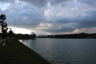 湖畔阴云下的宁静景致