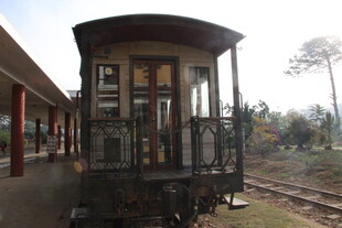 复古有轨电车停靠站台