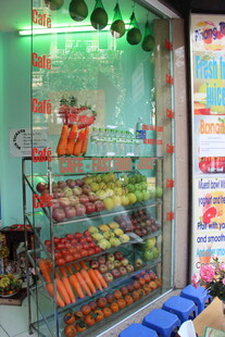 街边多彩零食店陈列展示